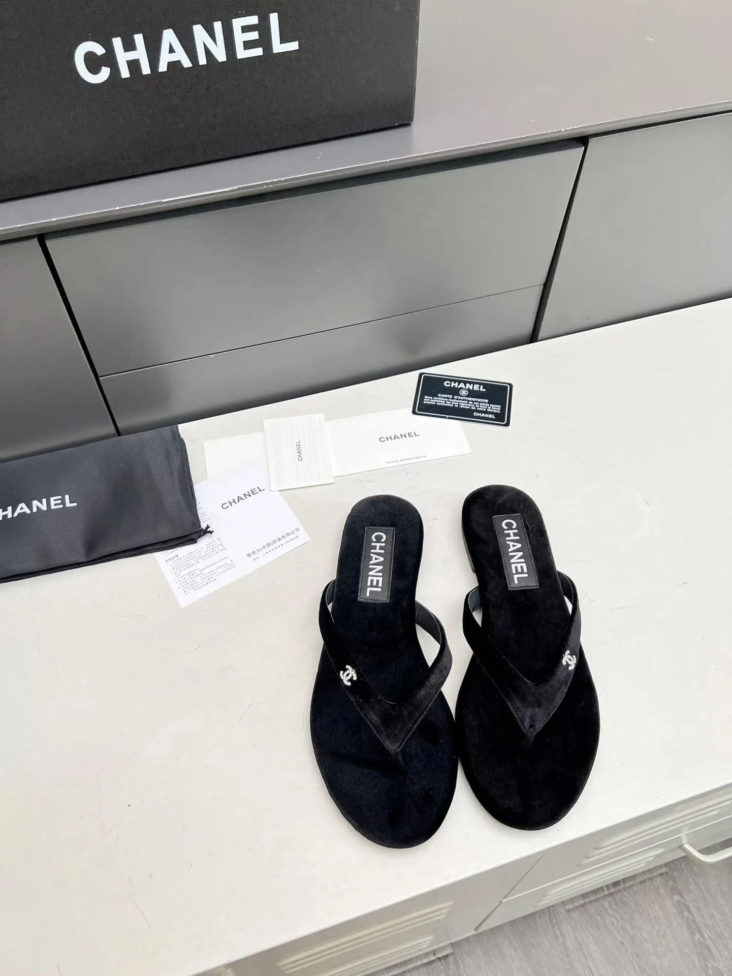 👟👟Ex-factory price 380👟👟 Chanel new spring and summer genuine leather outsole flip-flops✅ I was really moved by this shoe when I first saw it💓 I liked it at first sight [surprised], 😊 and it has Chanel’s classic diamond logo💎 Fabric: imported cowhide 🐂 Denim, velvet Lining: cow lining Color: black Code number: 35-41 (41 can be customized and non-returnable) Outsole: Made of genuine leather outsole Packaging: with card, cloth bag